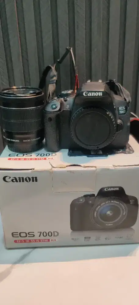 Canon 700D DSLR Layar Lipat Touchscreen + Lensa Kit STM  good deal