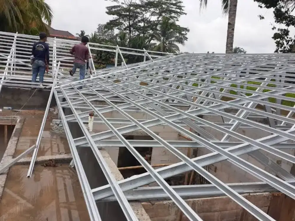Rangka baja ringan atap genteng metal