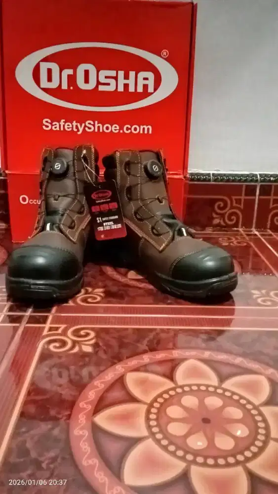 Sepatu safety pria