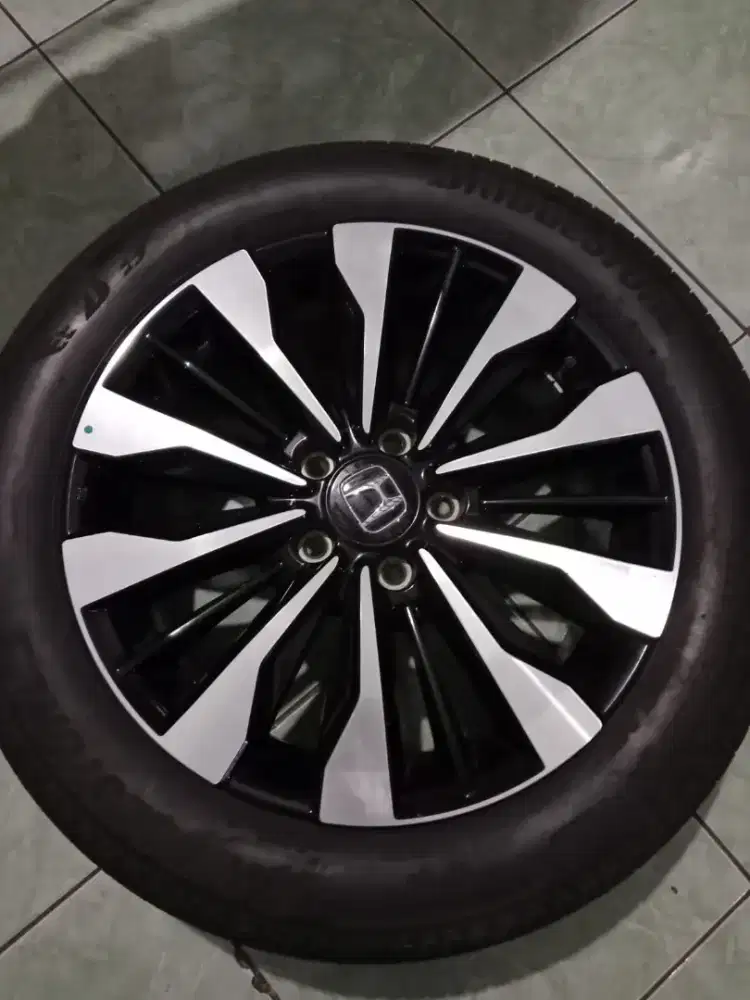 DIJUAL MURAH BAN BEKAS SEREP MOBIL HONDA BR-V 2022 RING17 /215 / 55