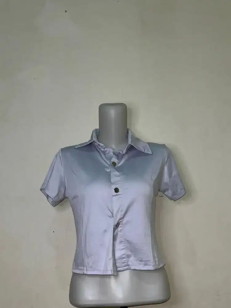 Kemeja putih crop wanita