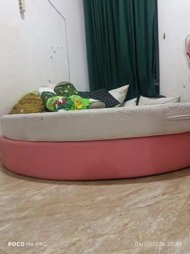 Sofa bekas dan kasur set anak bulat