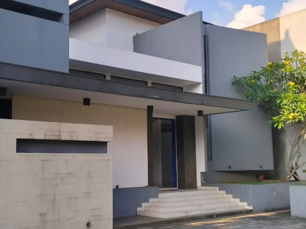 Rumah 2 Lantai 4+2 Kamar Selatan Kolam Renang di Emerald Cove