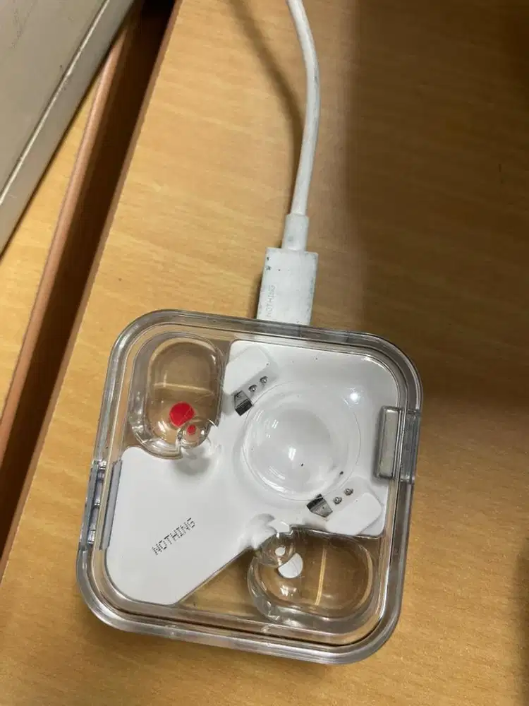 Case Nothing Ear (2024) dengan buds kiri