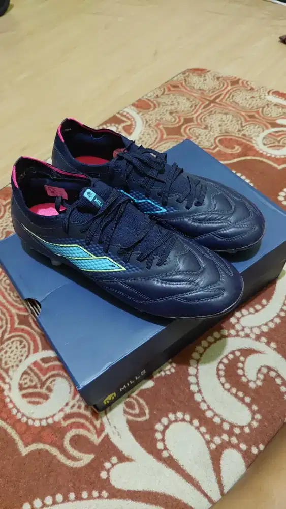 Sepatu bola mills astro spartan elite