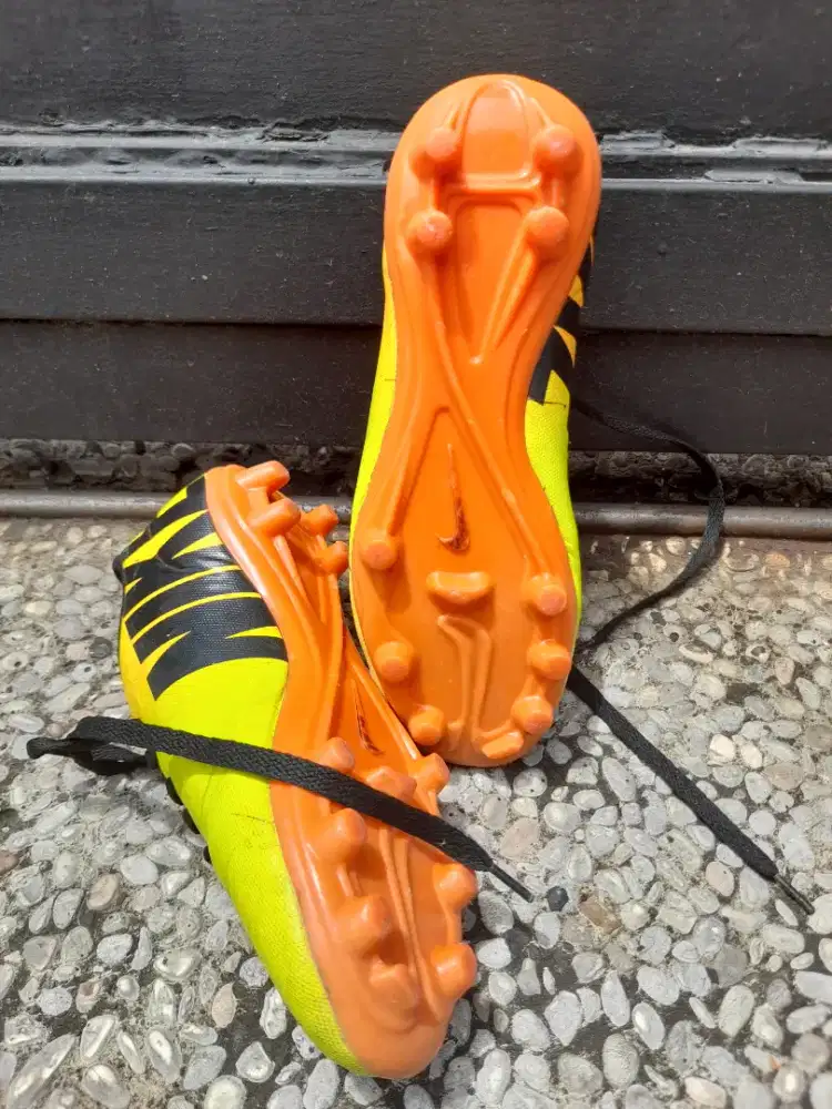 Sepatu bola dan futsal