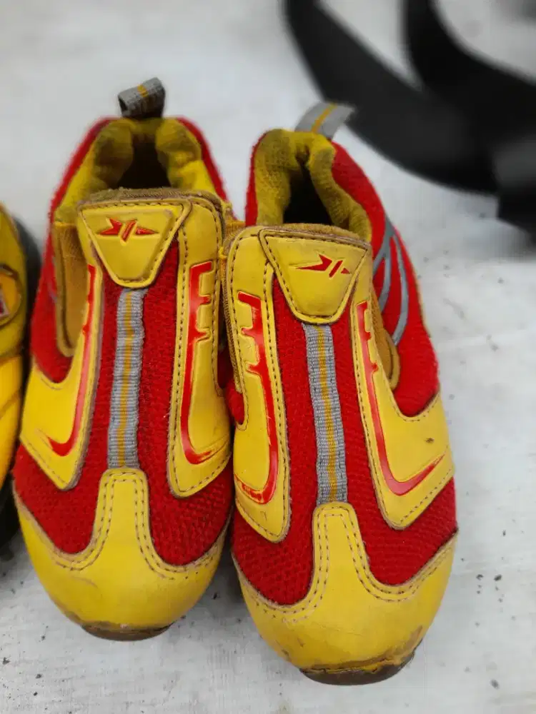 Sepatu casual warna kuning