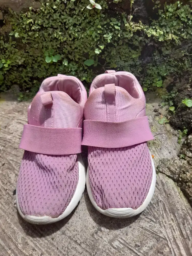 Sepatu semi slip om