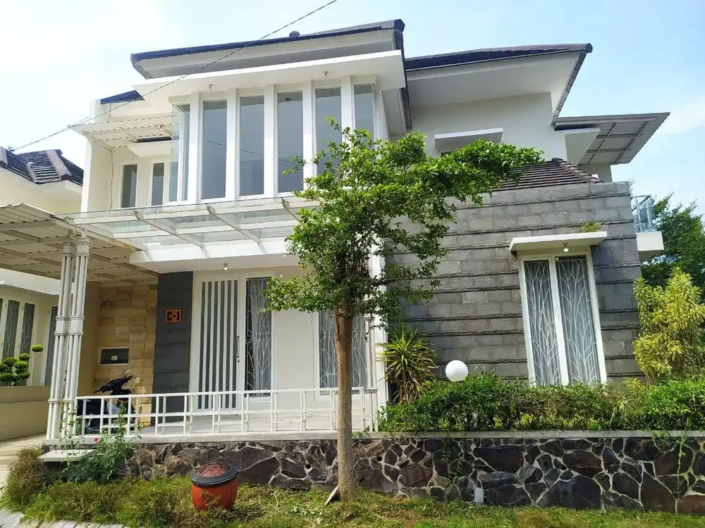 DIJUAL RUMAH KONSEP VILLA TERJANGKAU DI PUSAT WISATA