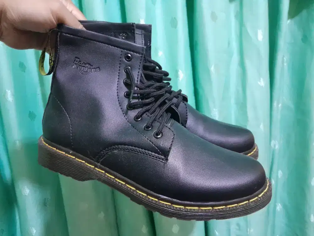 Sepatu dr martens size 43