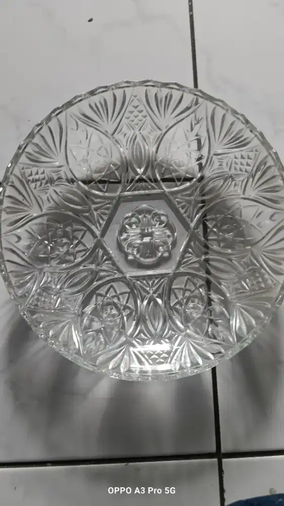 Piring kristal besar