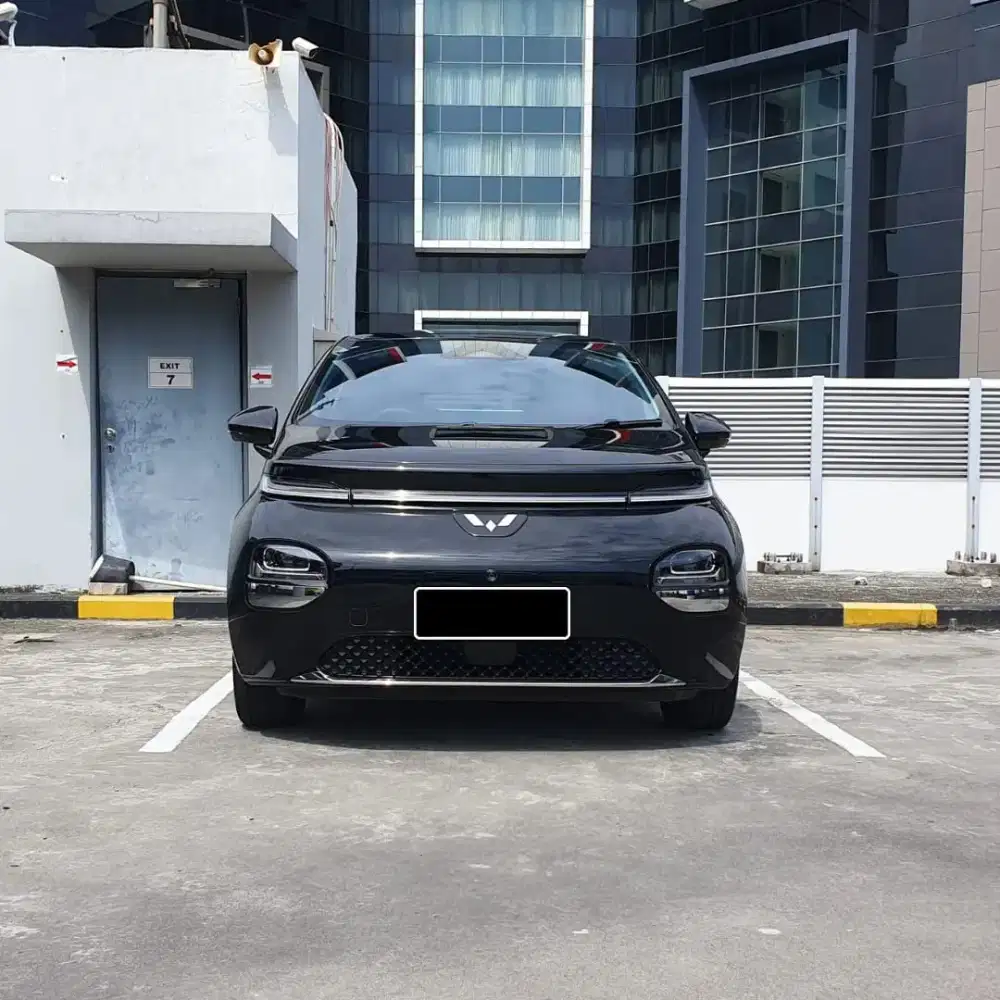 Wuling Cloud EV listrik tahun 2024 warna hitam