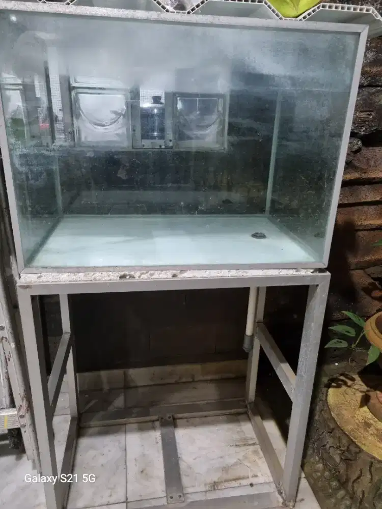 Akuarium bekas dimensi panjang 70cm, lebar 45 cm