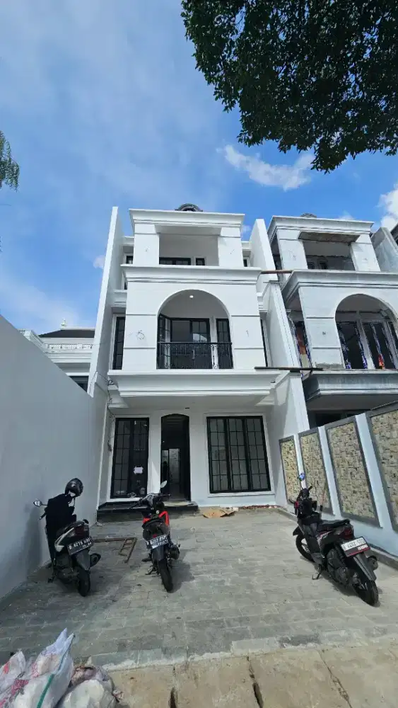 Dijual Rumah 3 Lantai Baru Ready Modern Klasik di Pancoran ,Jakarta