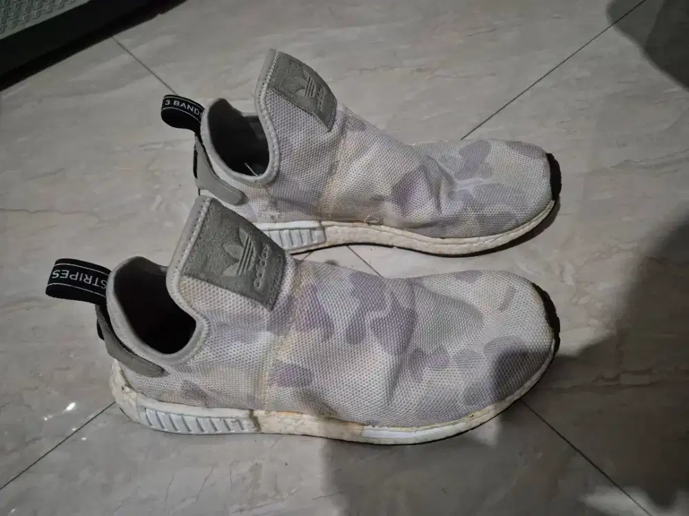 Sepatu adidas jalan lari olahraga