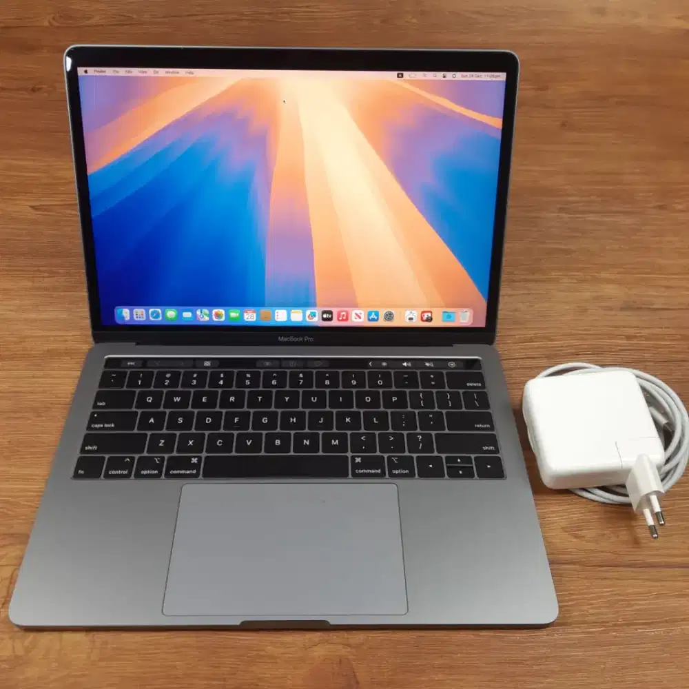 Macbook pro 2019 13 inch ram 16gb ssd 512gb i7 mulus bisa cod