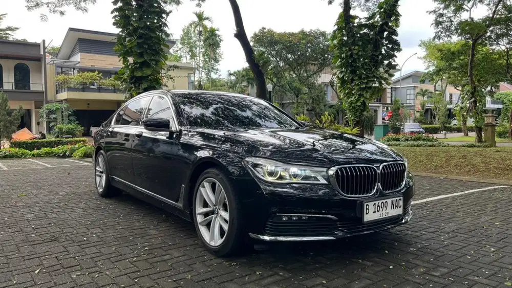 BMW 730Li Hitam 2019 AT