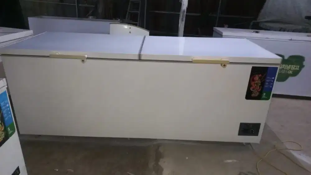 Frezer bok kapasitas 1200L merek RSA