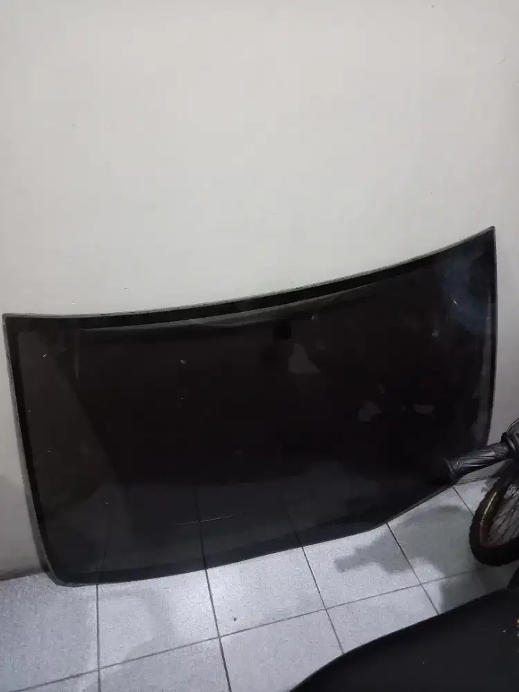 Kaca depan Innova tahun 2005