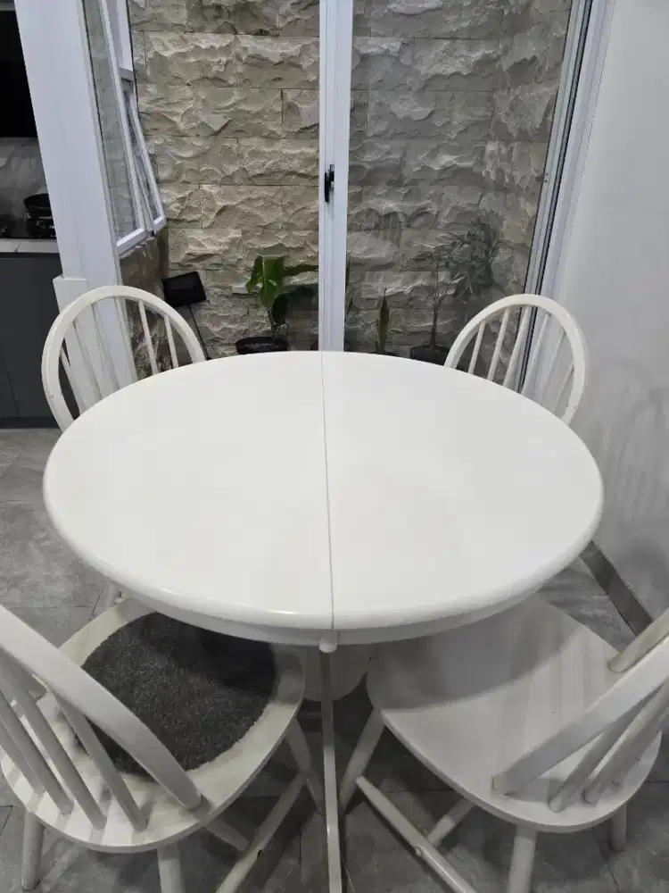 Meja makan set dengan 4 kursi