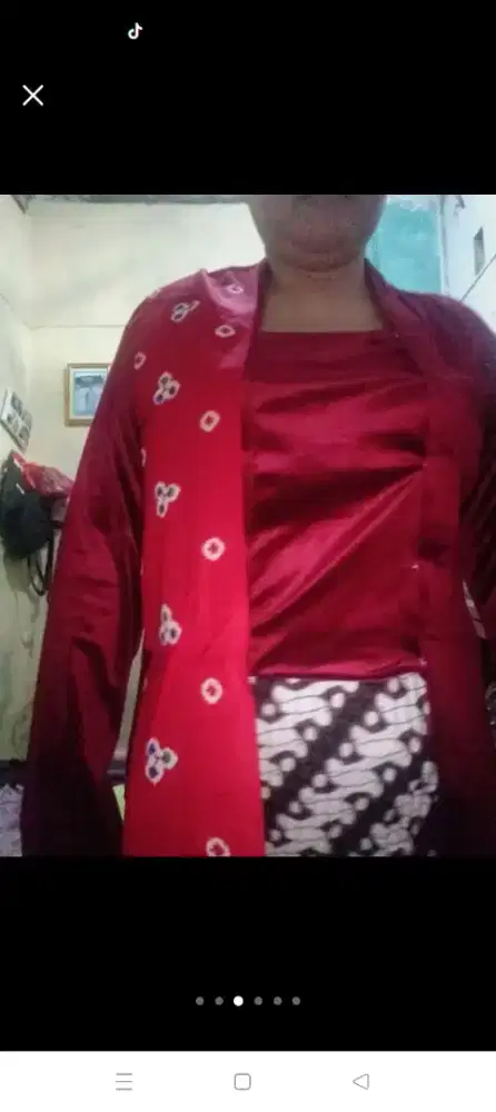 Satu set kebaya wanita