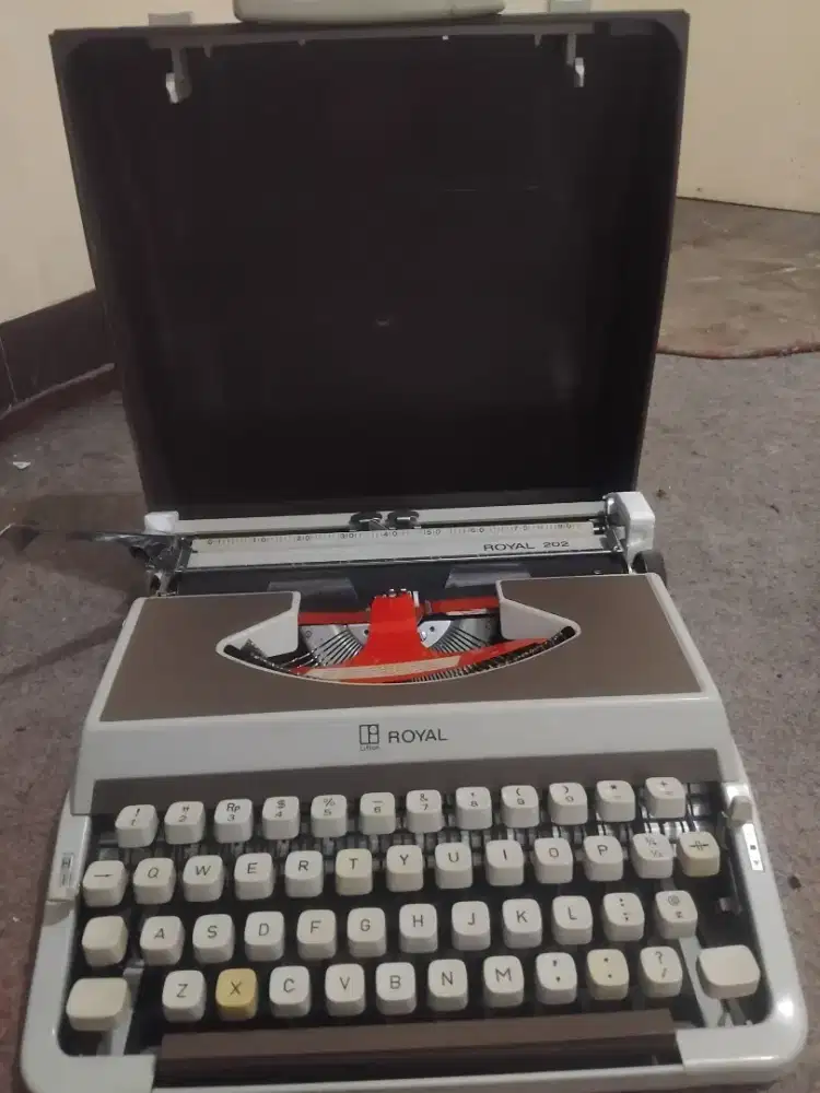 Mesin ketik antik merek Royal