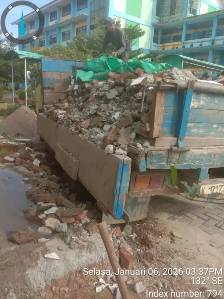 Urugan material puing dan buang sampah