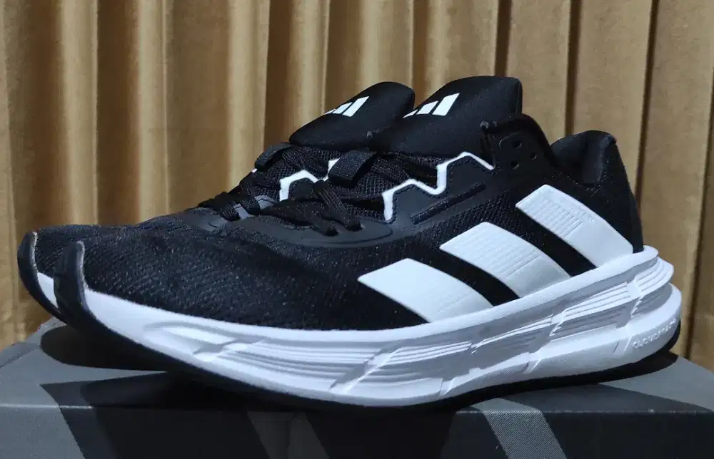 Adidas Questar 3 size 44