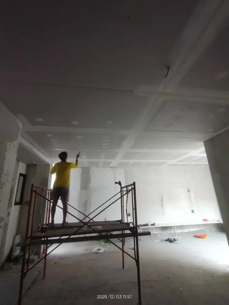 Tukang profesional dngan kualitas pekerjaan rata bebas gelombang dekor