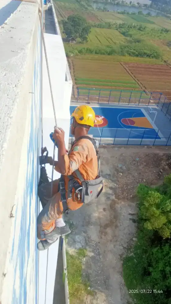 Jasa Pembersihan Dinding Kaca dan Acp Gedung