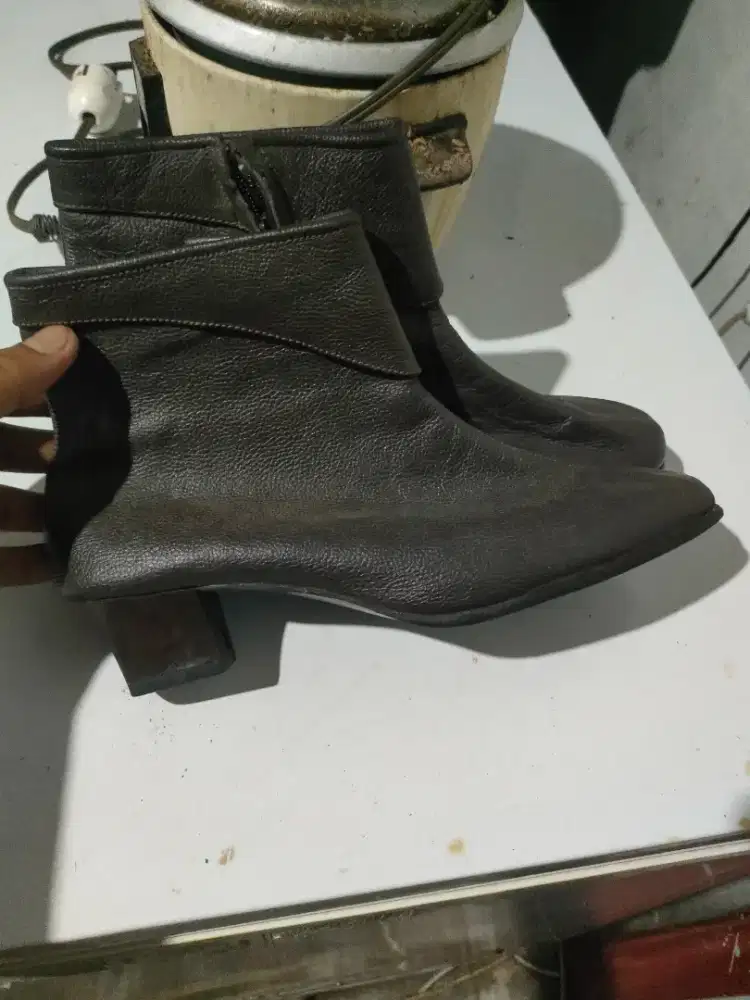 Sepatu boot kulit cewek wanita ukuran 40 bekas bule