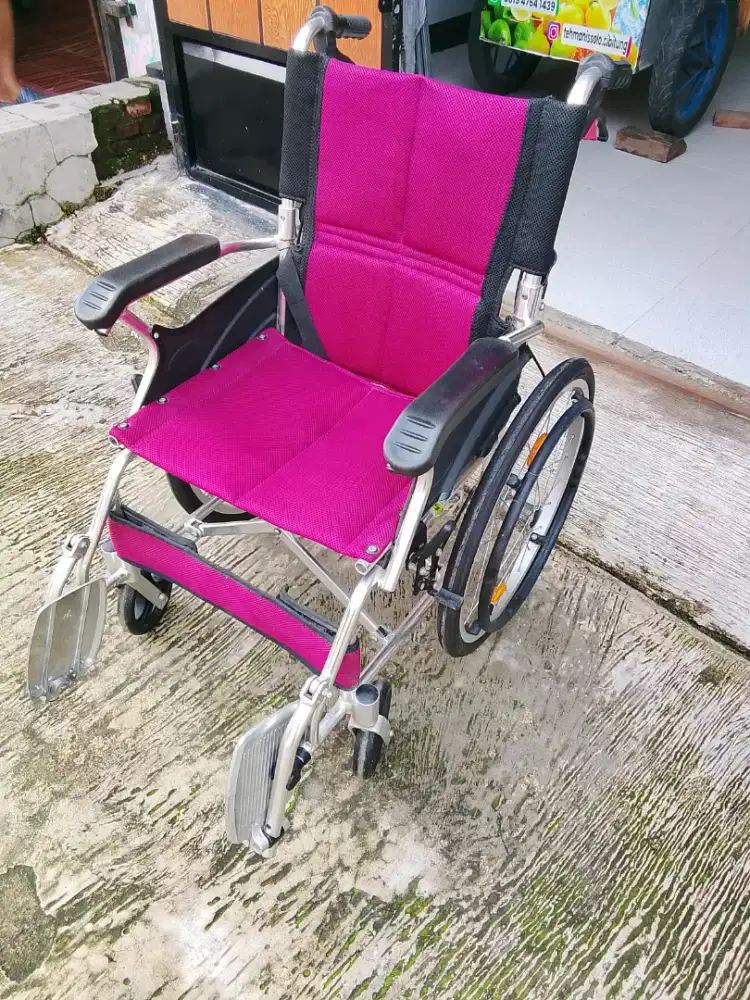 Jual kursi roda untuk lansia masih layak pakai kuat dan kokoh .