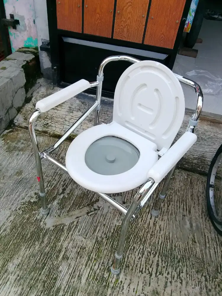 Di jual kursi / closet orang tua / lansia