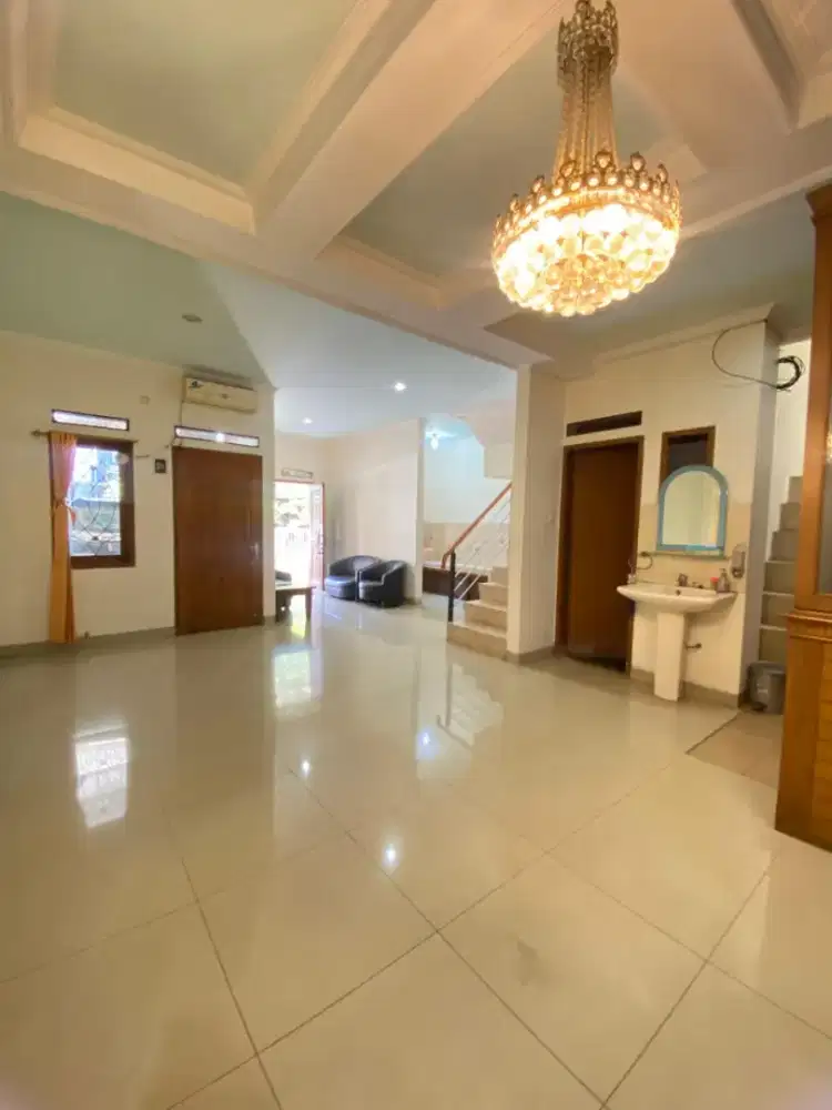 Rumah 2 lantai dekat STT Telkom di komplek Buahbatu regensi bandung