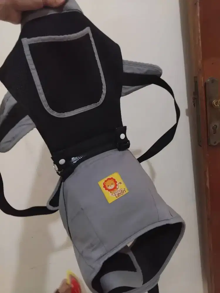 Gendongan depan bayi hipseat