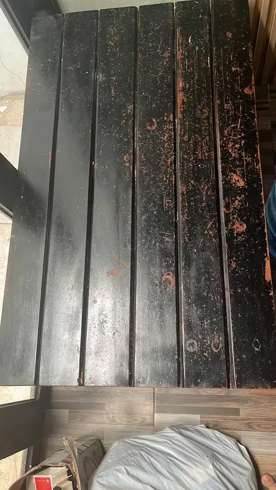 lemari tv minimalis dan meja kayu tamu.