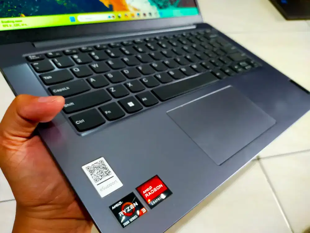 Dijual laptop Lenovo AMD RYZEN 3-7320U Ram 8GB DDR4 SSD 256GB Win 11