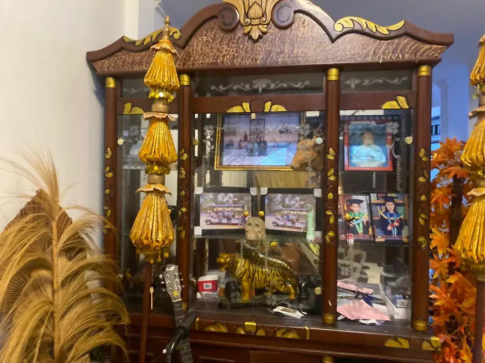 Lemari kaca 4 pintu jual cepat!!