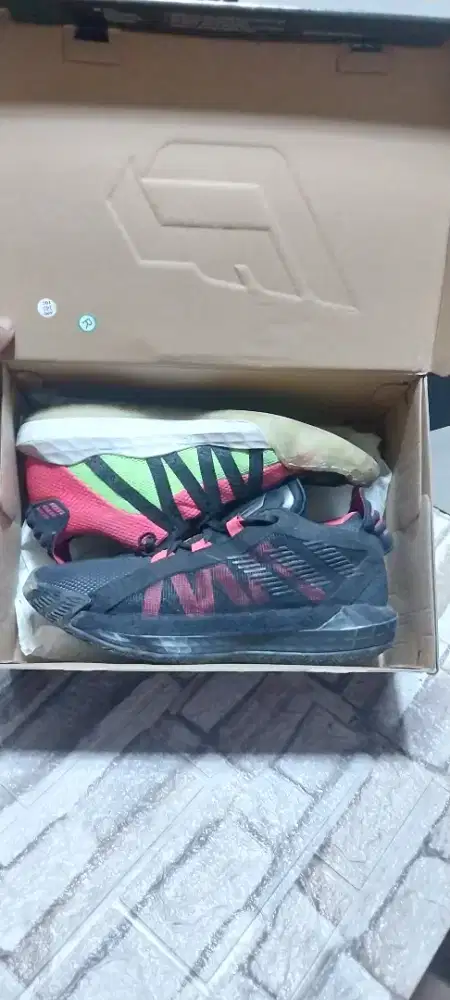 Sepatu basket Adidas Dame 6