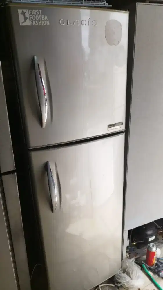 Dijual murah kulkas Toshiba Glacio twist ice rak lengkap Kondisinormal