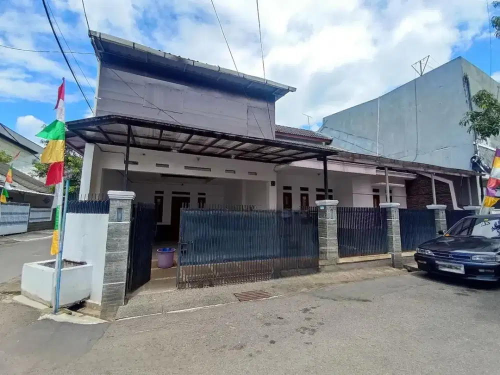 DIJUAL RUMAH LOKASI STRATEGIS DENGAN LINGKUNGAN NYAMAN DAN TENANG DI BELAKANG MTC MARGAHAYU RAYA BANDUNG