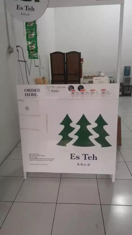 Melayani dan Jaga Booth Makanan atau Minuman