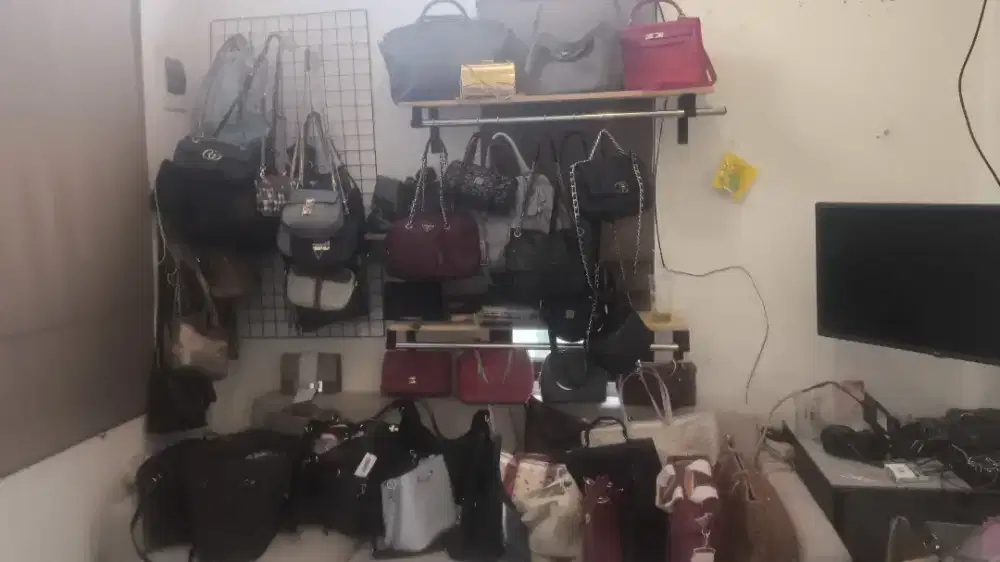 Kerja Sambilan Host Live Jualan Tas di Shopee