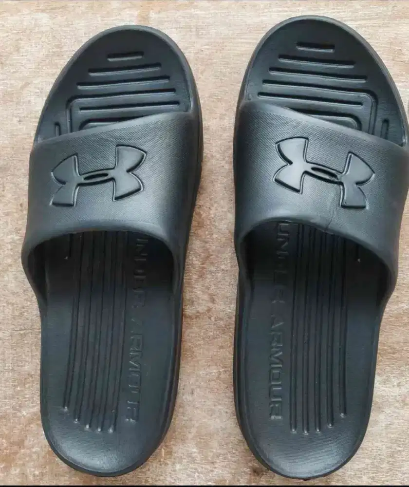 Sendal Merk Under Armour (ori) size 41
warna hitam
