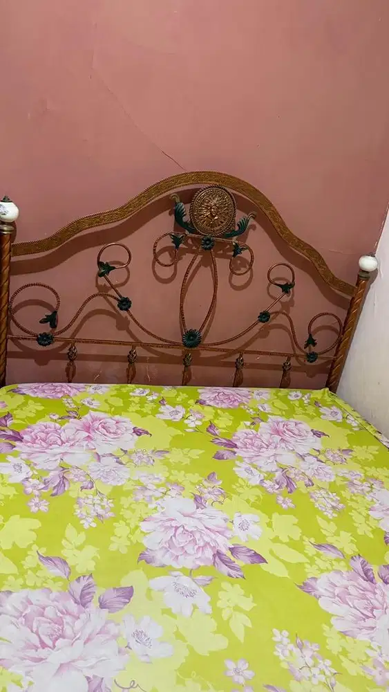 Tempat Tidur Besi klasik