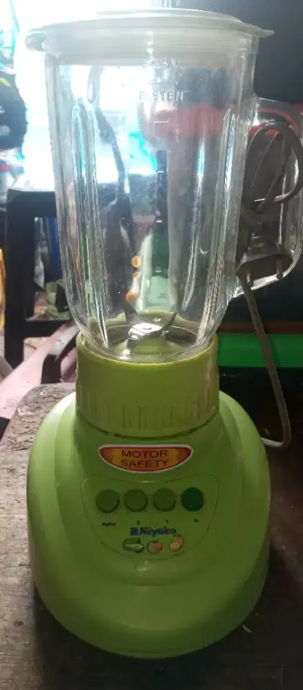 Blender pelumat makana / jus buah