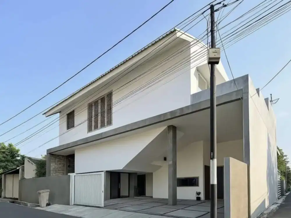 Rumah hoek bagus Kayu Putih 165m 2,5 lantai, designed arsitek, material dominan kayu jati