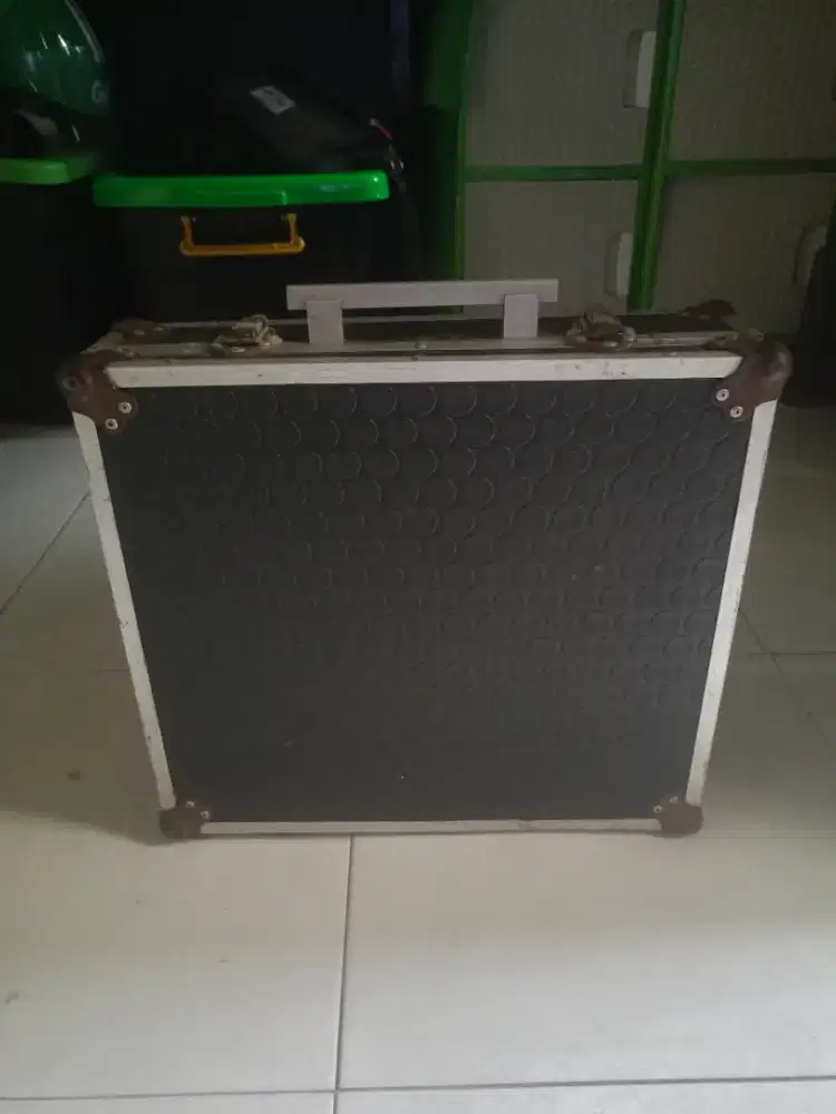 Hardcase efek gitar