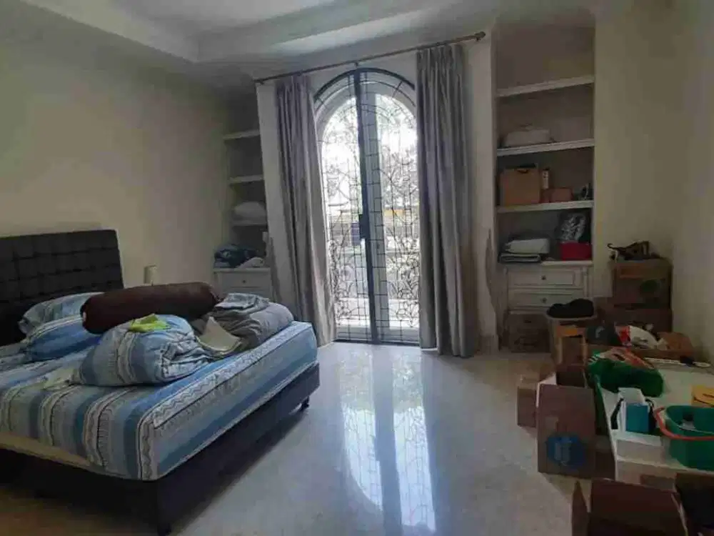 Rumah Eksklusif Semi Furnished + Kolam Renang di Kemang