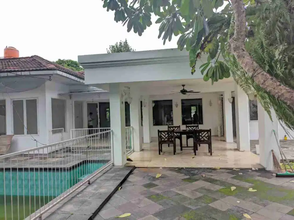 Rumah Bagus 5 Kamar Tidur + Kolam Renang Di Ampera